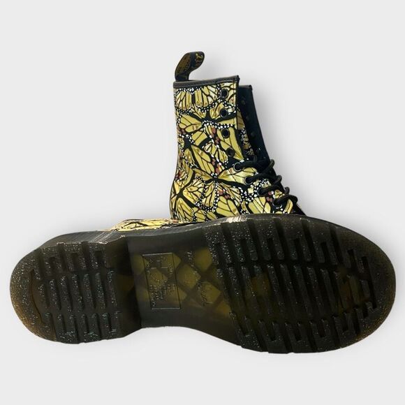 Dr. Martens Womens 1460 Butterfly Print 8-Eye Lace Up Boot size 6 New No Box - Picture 8 of 10